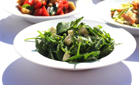 Green salad with peas and feta